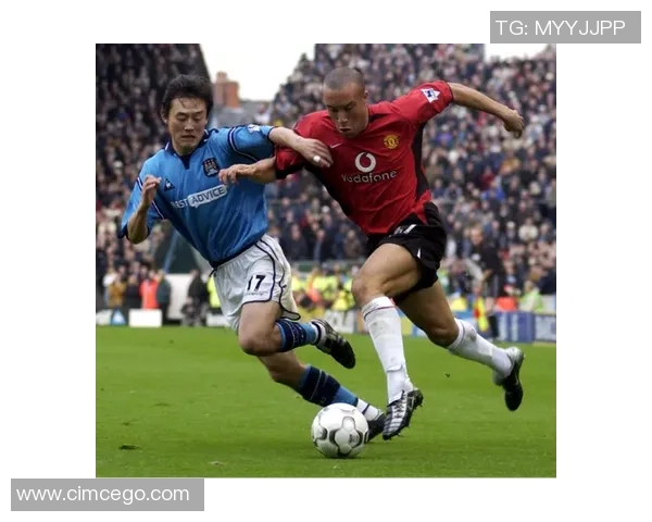 足球球星面对困境瞬间无奈表情 展现赛场背后的辛酸与压力 足球球星面对困境瞬间无奈表情 展现赛场背后的辛酸与压力